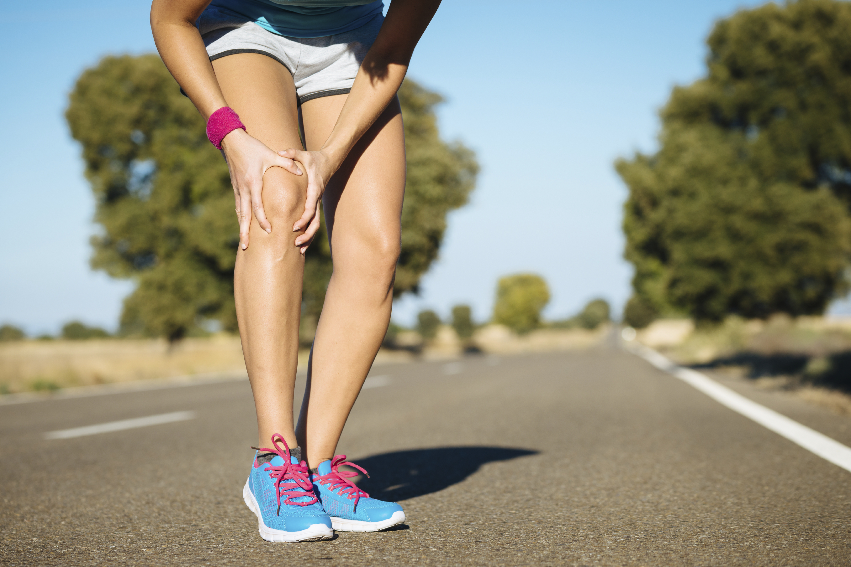 Female runner knee injury and pain.